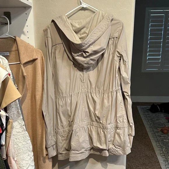 Lululemon lightweight rain jacket - Picture 3 of 6